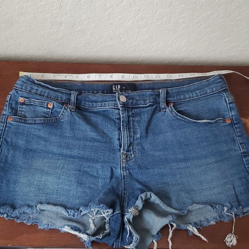 Gap Denim Raw Hem Cutoff Jean Shorts Medium Wash Size 32 3" Inseam**